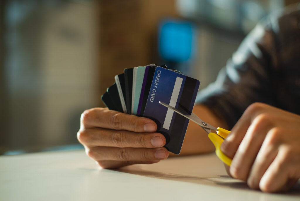 Settling Credit Card Debt from Abroad: A Guide for Expatriates Who Left Saudi Arabia